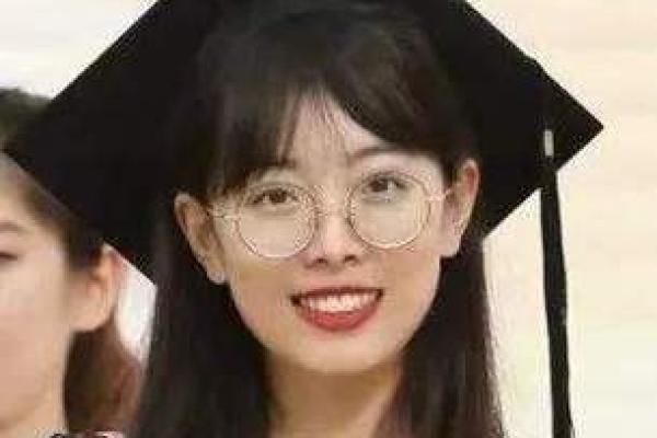 拼了命的小女孩:坚韧与梦想的传奇故事 拼了命的小女孩:坚韧与梦想的传奇故事