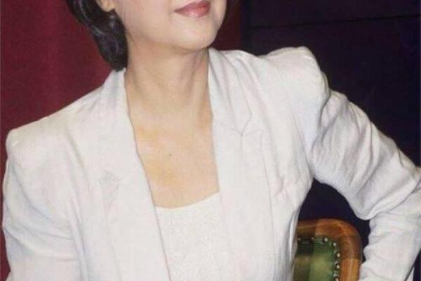 炉中火命的女人:旺福、桃花与事业的秘密 炉中火命的女人:旺福、桃花与事业的秘密