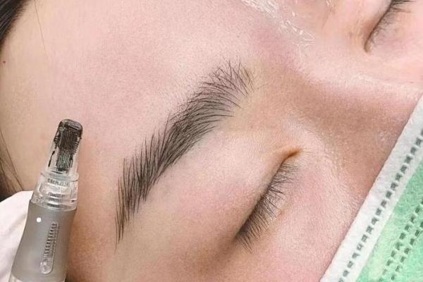 眉毛稀疏粗的女子:命运与美丽的交织之道 眉毛稀疏粗的女子:命运与美丽的交织之道