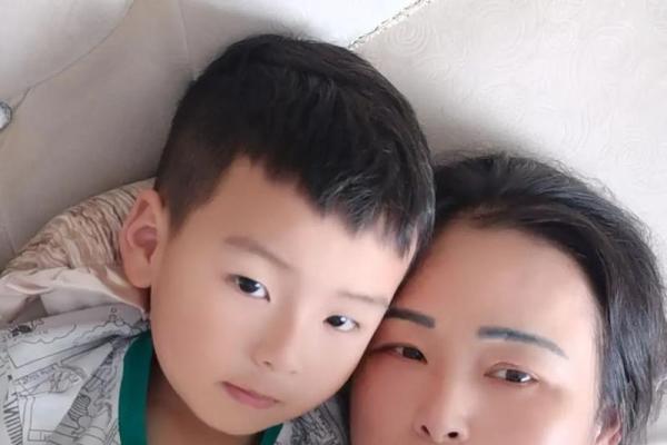 两人相依为命:细水长流的温暖之旅 两人相依为命:细水长流的温暖之旅