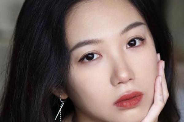 女孩高低眉与命运解析:眉形对命运的影响 女孩高低眉与命运解析:眉形对命运的影响