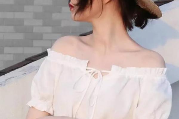 露锁骨的女人,优雅与命运交织的魅力之道 露锁骨的女人,优雅与命运交织的魅力之道