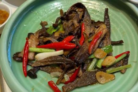 炉中火命开饭店，热情美味生意兴隆！