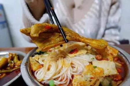 螺蛳粉续命：一道让人欲罢不能的美味体验