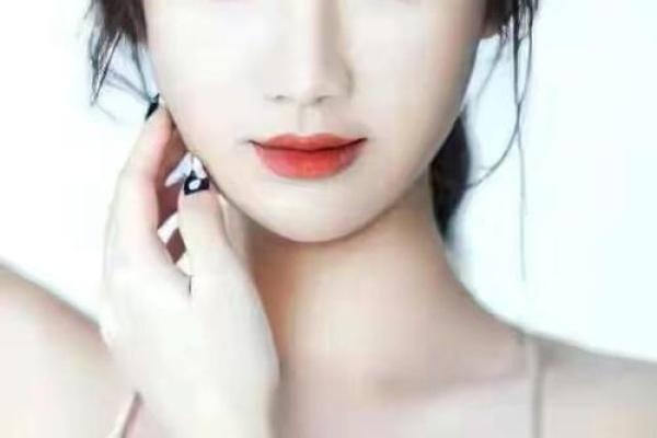 女孩手指短粗的命运解读:她们的独特之美与人生轨迹 女孩手指短粗的命运解读:她们的独特之美与人生轨迹