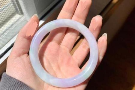 命里缺火的人适合佩戴哪些颜色镯子？