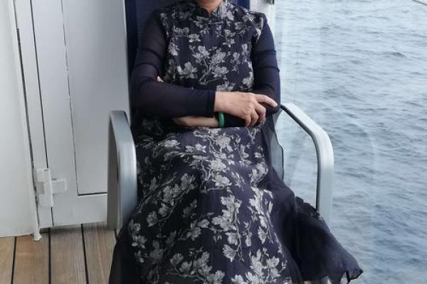 有容的女人:命运的掌舵者与自我重塑的旅程 有容的女人:命运的掌舵者与自我重塑的旅程