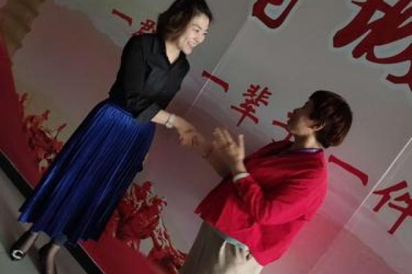 命理解析:桃花劫命格女子的情感与人生旅程 命理解析:桃花劫命格女子的情感与人生旅程