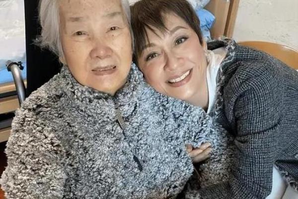 明星搏命背后:光鲜外表下的辛酸与挣扎 明星搏命背后:光鲜外表下的辛酸与挣扎